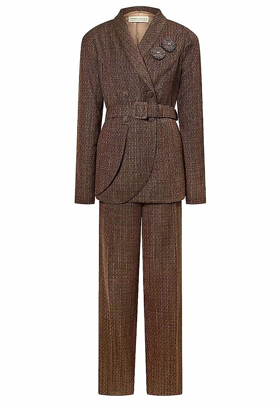 Костюм с брошью