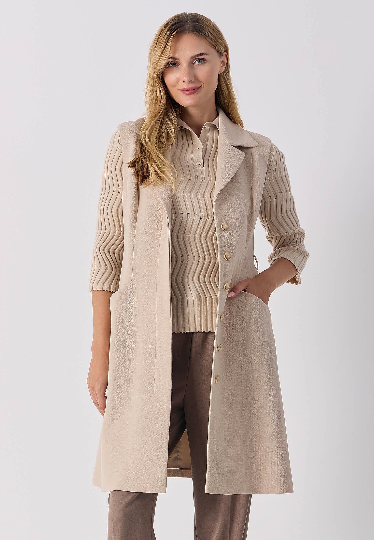 Жилет бежевый